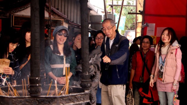 何老師正在講解城隍廟的歷史
