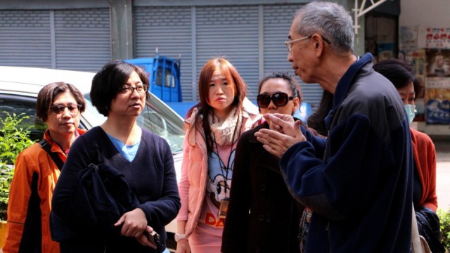 眾人聚精會神地聽著何老師講解