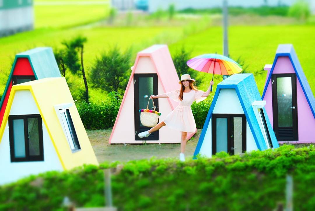 【哈比人現身】彰化最新祕密打卡景點!神秘七彩「合掌小屋」!