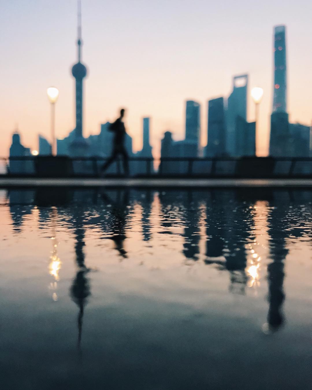 倒影中的鏡像呈現的是不同於真實世界的美